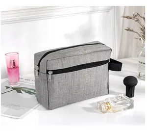 Detailaufnahme der grauen Kulturbeutel Tasche mit Doppelfach und praktischem Seitengriff.