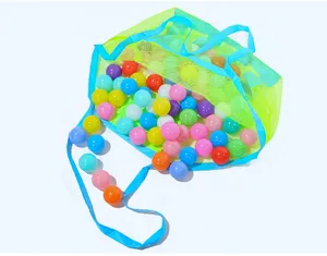 Dettaglio della borsa da spiaggia in rete con grande capacità e palline di plastica colorate.