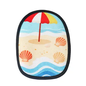 Vue rapprochée du gant de plage anti-sable avec des motifs colorés de parasol et coquillage.