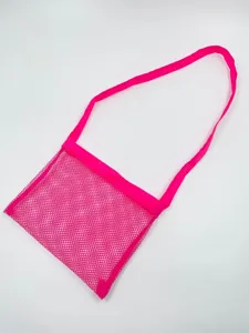 Rosa Netz-Strandtasche Detail, atmungsaktive Spielzeugtasche für Kindersand Grabwerkzeuge.