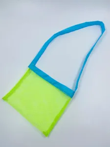 Detailansicht der neongrünen Strand-Netztasche mit blauem Gurt, atmungsaktiv und leicht.