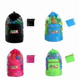 Sac à dos de plage en fileté avec balles colorées et pochette pour jouets et vacances.