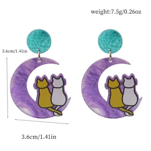 Primer plano detallado de pendientes de gato luna acrílico con perno brillante y medidas.