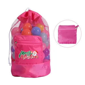 Sac de rangement de plage en résille rose avec cordon et balles colorées à l'intérieur.