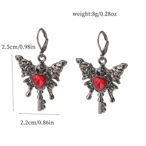 Gotische schwarze Schmetterling Schlüssel Ohrringe mit rotem Herz Strass, Party Schmuck.