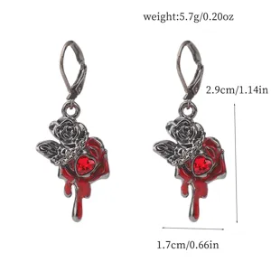 Gotische dunkle rote Herz Rose Ohrringe Detailansicht, Vintage schwarzer Metall Ohrhaken.