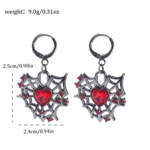 Detailaufnahme gotischer Spinnennetz rote Herz Ohrringe mit genauen Maßen und Gewichtsangabe.