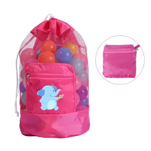 Sac de rangement en filet rose pour jouets de plage avec motif d'éléphant et cordon.