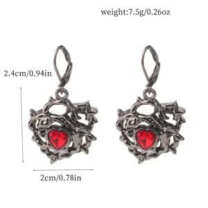 Gotische dunkle Stil rote Herz Ohrringe Detailansicht, Vintage Metall Ohrringe fuer Party.