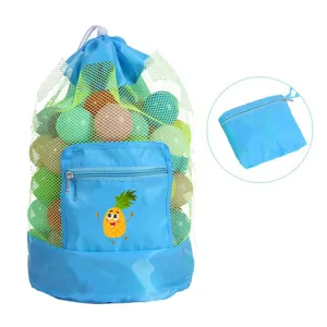 Vue détaillée du sac de rangement de jouets de plage en filet bleu avec poche zippée avant.