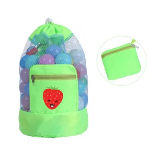 Sac à dos de plage en filet pour jouets avec motif de fraise mignonne et balles colorées.