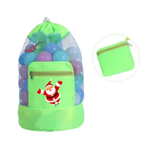 Sac de rangement de jouets de plage en filet vert avec imprime de Pere Noel et cordon de serrage.