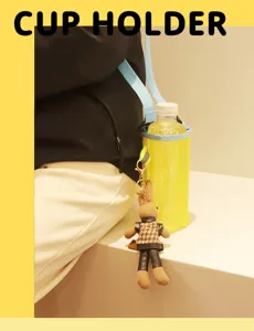 Vue détaillée du porte-gourde en filet extérieur avec sangle et joli porte-clés peluche.