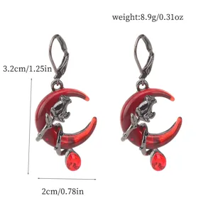 Gotische rote Mond Rosen Ohrringe Detail, dunkler Stil Tropfen Kristall Schmuck Nahaufnahme