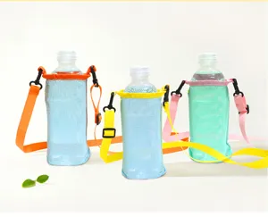 Vue détaillée du sac en filet pour bouteille d'eau avec sangle réglable et housse de protection.