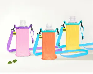 Gros plan détaillé de sacs en filet colorés pour bouteilles avec sangles réglables en extérieur.