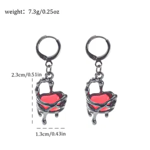 Dunkle Punk rote Herz Metall Ohrringe, gotischer Schmuck Accessoire für Damen und Mädchen.
