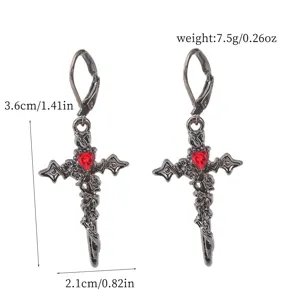 Gotische Retro dunkle Kreuz Ohrringe mit rotem Herz Edelstein, Vintage schwarze Metall Ohrringe.