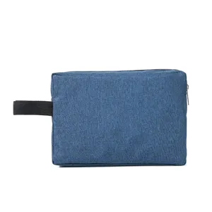Detailansicht der blauen Reise-Kulturtasche mit schwarzem Seitengriff und Reißverschluss.