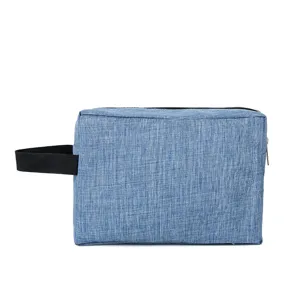 Blaues Oxford-Stoff Kulturtasche Detail, tragbares Griffdesign, kompakter Reiseorganizer.