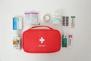Sac de premiers secours rouge portable avec fournitures médicales d'urgence et voyage