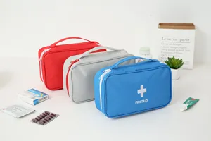 Vue détaillée de sacs de premiers secours portables présentés en rouge, gris et bleu.