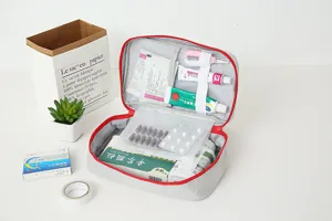 Vue détaillée de l'intérieur du sac de premiers secours portable avec plusieurs compartiments.