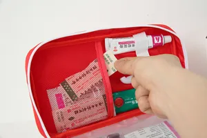 Sac de premiers secours d'urgence rouge portable vue détaillée, rangement multi-compartiments.