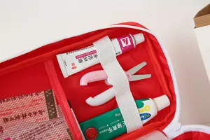 Sac de premiers soins médical rouge portable avec plusieurs compartiments pour trousse.
