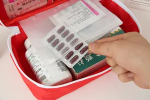 Sac medical de premiers secours portable rouge, vue detaillee grande capacite interieure.