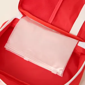 Vue détaillée de l'intérieur du sac de premiers secours portable avec poches filet et compartiments.