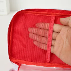 Détail intérieur de sac de premiers secours rouge portable, rangement de poche en filet.