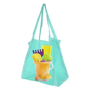 Vue détaillée du sac de plage en maille vert menthe avec des jouets de sable colorés à l'intérieur
