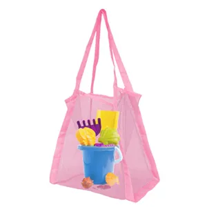 Sac de rangement en maille rose montrant le seau à sable et les jouets de plage
