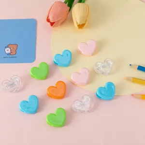 Simpatiche clip in plastica a forma di cuore per foto e note, set di cancelleria colorato e utile.