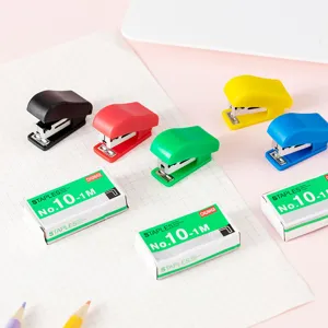 Minigrapadora de colores compacta con cajas de grapas para oficina y papelería.