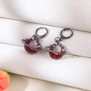 Dunkle Gothic rote Mondsichel Ohrringe mit schwarzem Metallring und einzigartigem Punk Design.