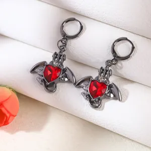 Gothic Punk roter Herz Fledermausflügel Ohrring Detail, dunkles Metall Schmuck Detail Ansicht.