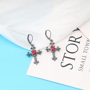 Gotische dunkle Retro-Kreuz Ohrringe mit rotem Edelstein, vintage schwarze Metall Ohrhänger.