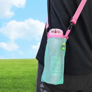 Sac en tressé mesh pour bouteille d'eau avec bandoulière, idéal pour le sport en plein air.