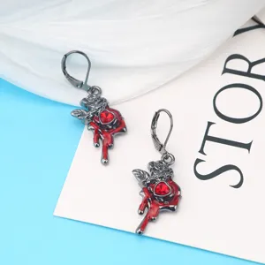 Gothic dunkler Stil rote Strass Herz Rose Ohrringe Detailaufnahme Mode Schmuck Zubehör