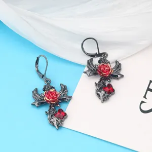 Gotische dunkle schwarze Rosen Kreuz Ohrringe mit roten Kristallen fuer Halloween Party.