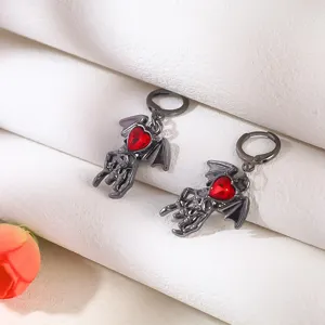 Dunkle Goth Punk Ohrringe mit Fledermausflügel Skeletthand und rotem Herz Kristall Detail.