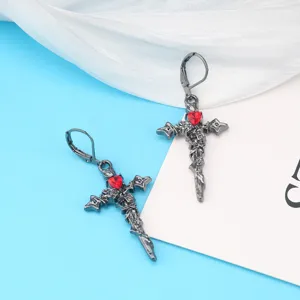 Gotische dunkle Stil Kreuz Ohrringe mit rotem Herz Strass für Damen Party Schmuck Accessoire