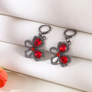 Dunkle gotische rote Kristall Kreuz und Schmetterling Ohrringe Detailansicht, Vintage Metall.