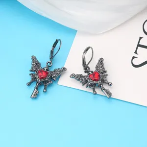 Dunkle gotische schwarze Metall Ohrringe mit rotem Herz Kristall und Flügeln für Party.
