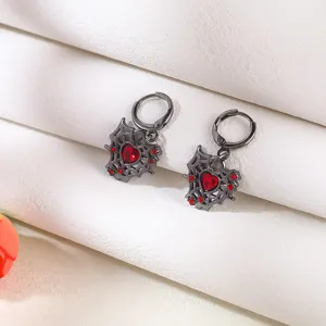 Gothic Spinnennetz rote Herz Ohrringe Detailaufnahme, dunkler Punk Stil Metall Creolen.