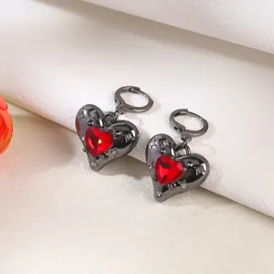 Dunkle Punk rote Herz Ohrringe Detail, Gothic Stil schwarzes Metall mit roten Steinen.