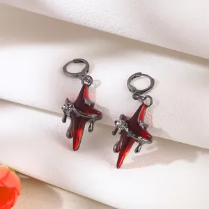 Detailansicht der dunklen Punk-Ohrringe mit rotem Kreuz und rotem Harz aus Metall.