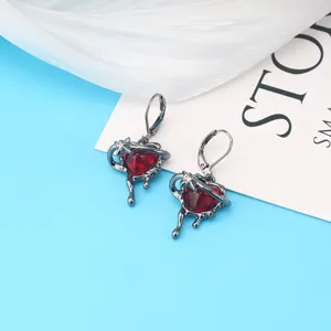 Dunkle Gothic Herz Ohrringe Detailansicht, schwarzes Metall mit rotem Stein und Strass.